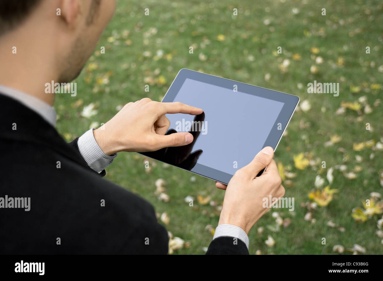 Imprenditore all'aperto lavora con touch screen tablet pc. Foto Stock