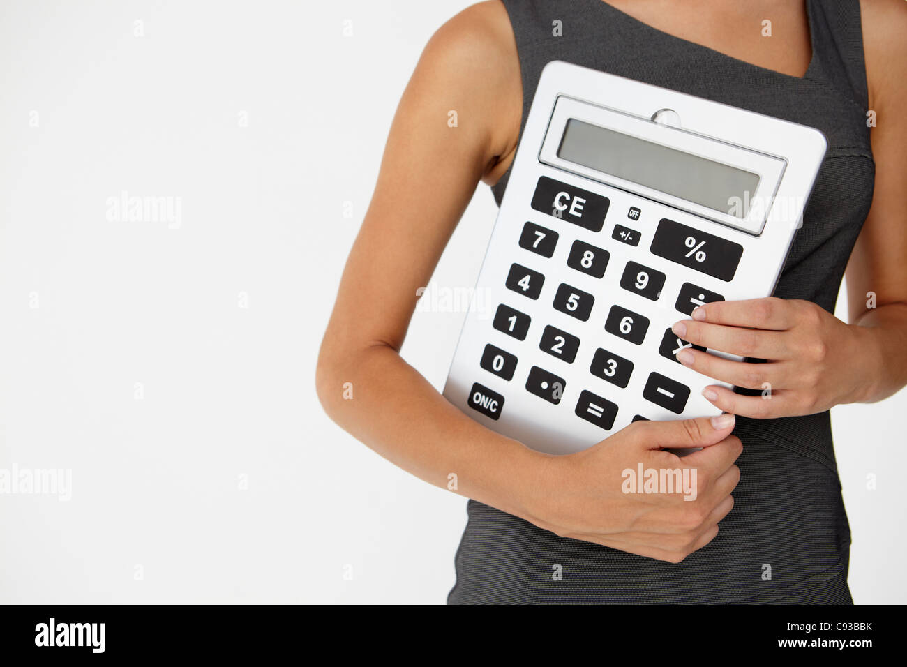 Giovane imprenditrice con calcolatrice gigante Foto stock - Alamy