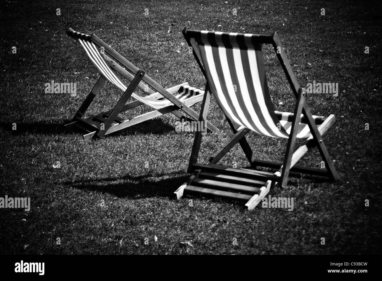 Spogliato delle sedie a sdraio in un parco Foto Stock