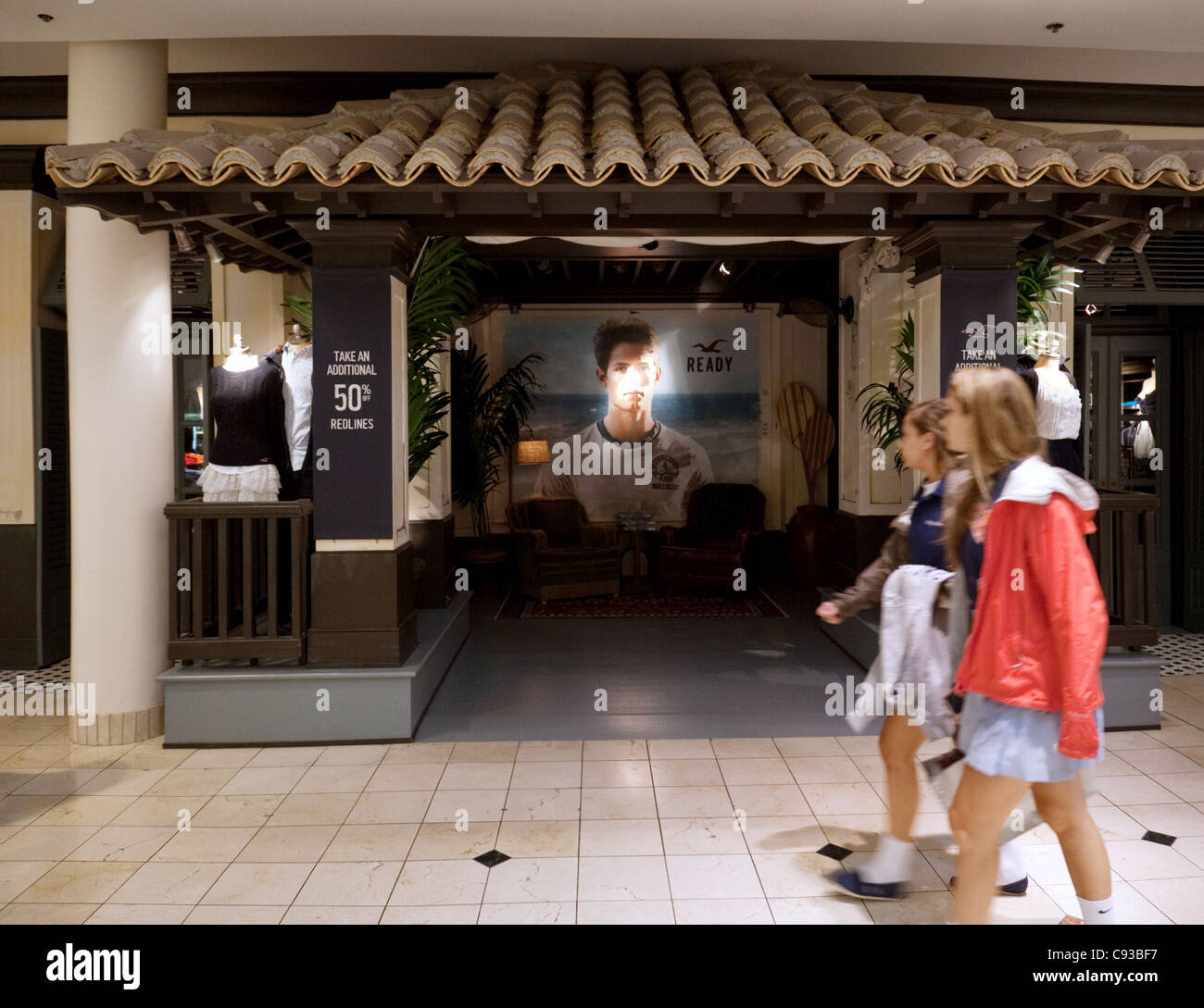 Le ragazze adolescenti a piedi da un Hollister negozio di abbigliamento,  Montgomery Mall, Washington DC, Stati Uniti d'America Foto stock - Alamy