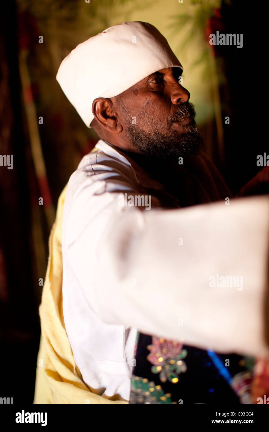 Ortodossi Chrisian sacerdote a la cima monastero di Debre Damo vicino al confine eritreo nel Tigray, Nord dell'Etiopia. Foto Stock