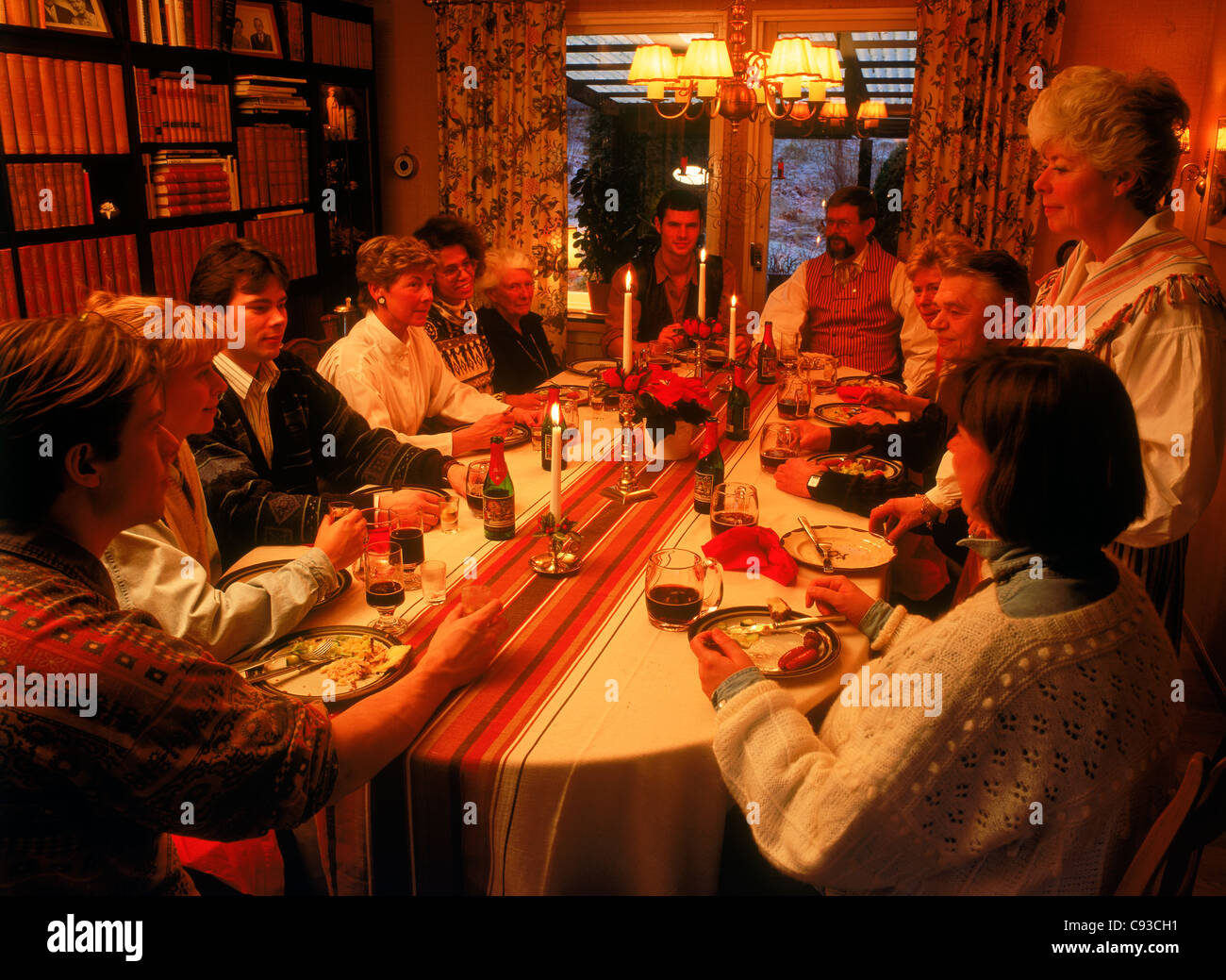 Condivisione in famiglia intorno al tradizionale cena di Natale tavola in Svezia Foto Stock