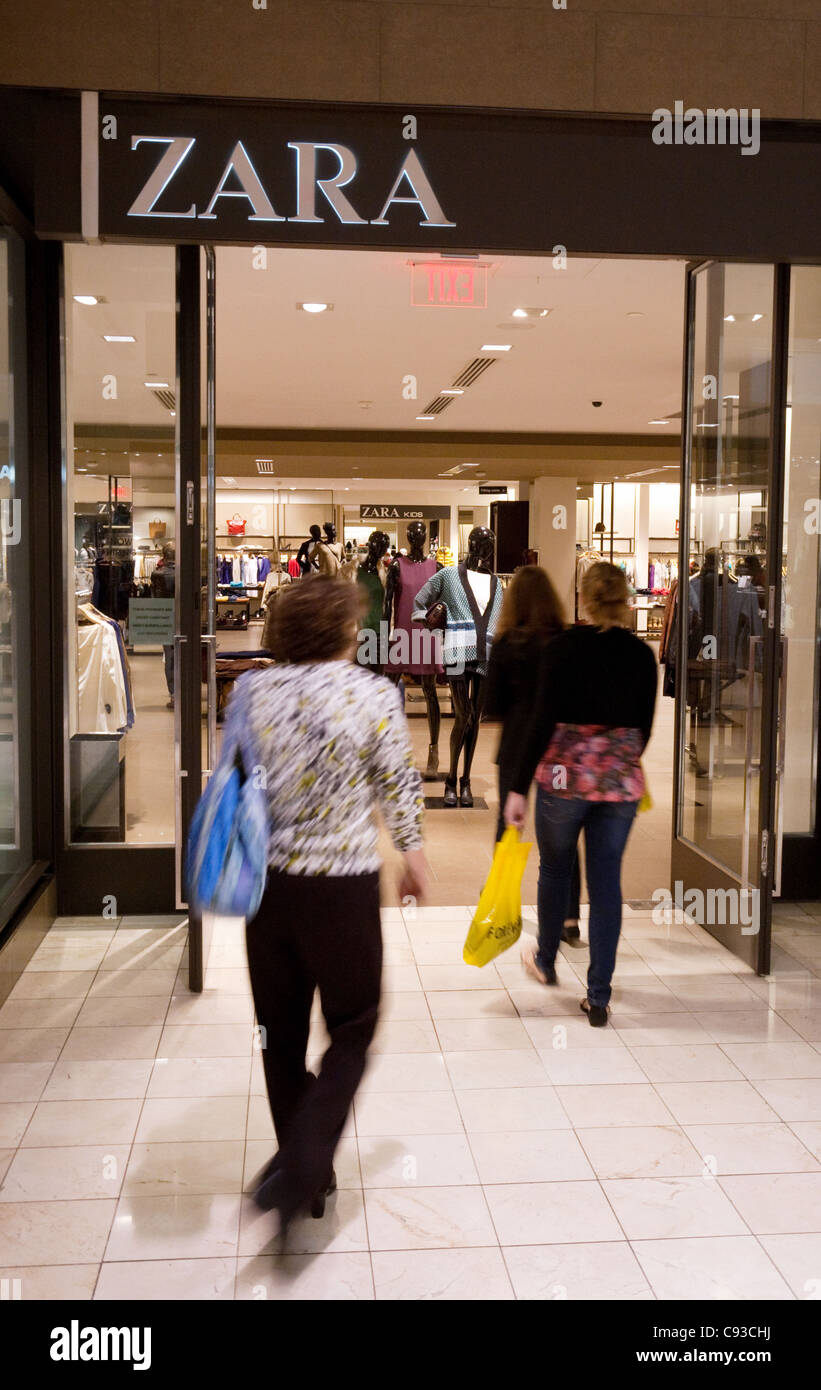 Zara negozio di moda, Montgomery Shopping Mall, Washington DC, Stati Uniti d'America Foto Stock