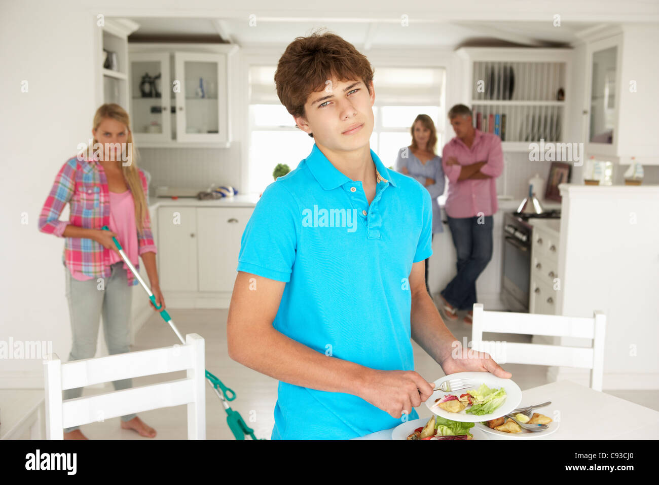 Gli adolescenti non godendo i lavori domestici Foto Stock