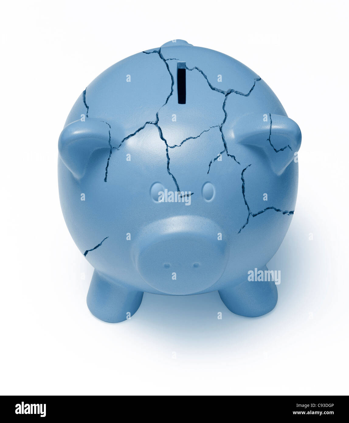 Blu incrinato salvadanaio su uno sfondo bianco a significare il cattivo stato dell'economia Foto Stock