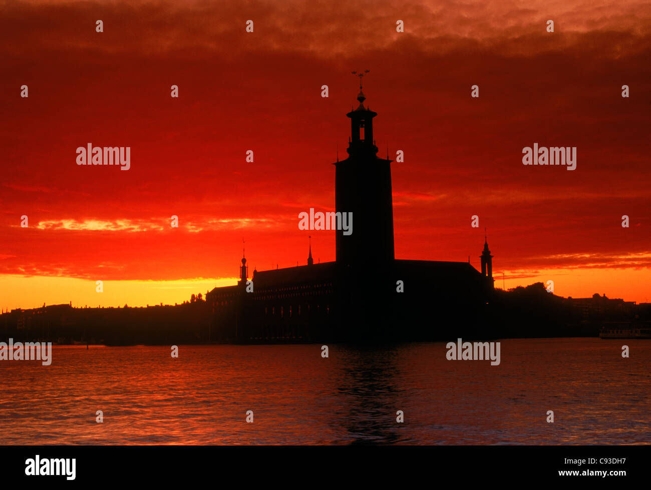 Stoccolma con il Municipio (Stadshuset ) stagliano contro il cielo al tramonto Foto Stock