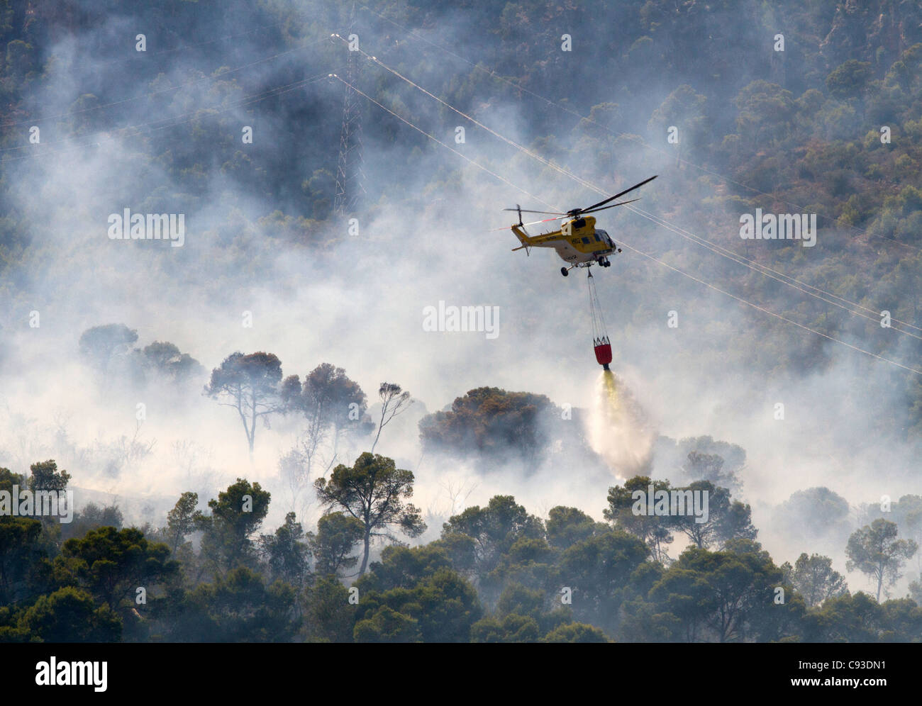 Elicottero antincendio con acqua la benna in azione battenti acqua Maiorca  Spagna Foto stock - Alamy