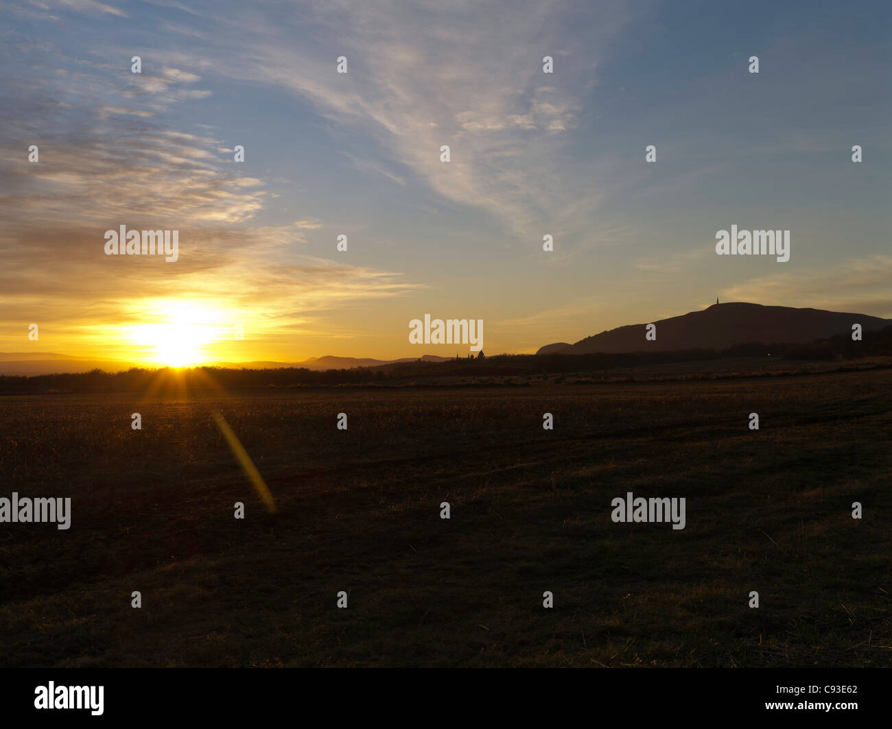 dh ben Bhraggie DUNROBIN SUTHERLAND Tramonto sopra Dunrobin Castello Duca Di Sutherlands statua drammatica scozia paesaggio monumento golspie Foto Stock