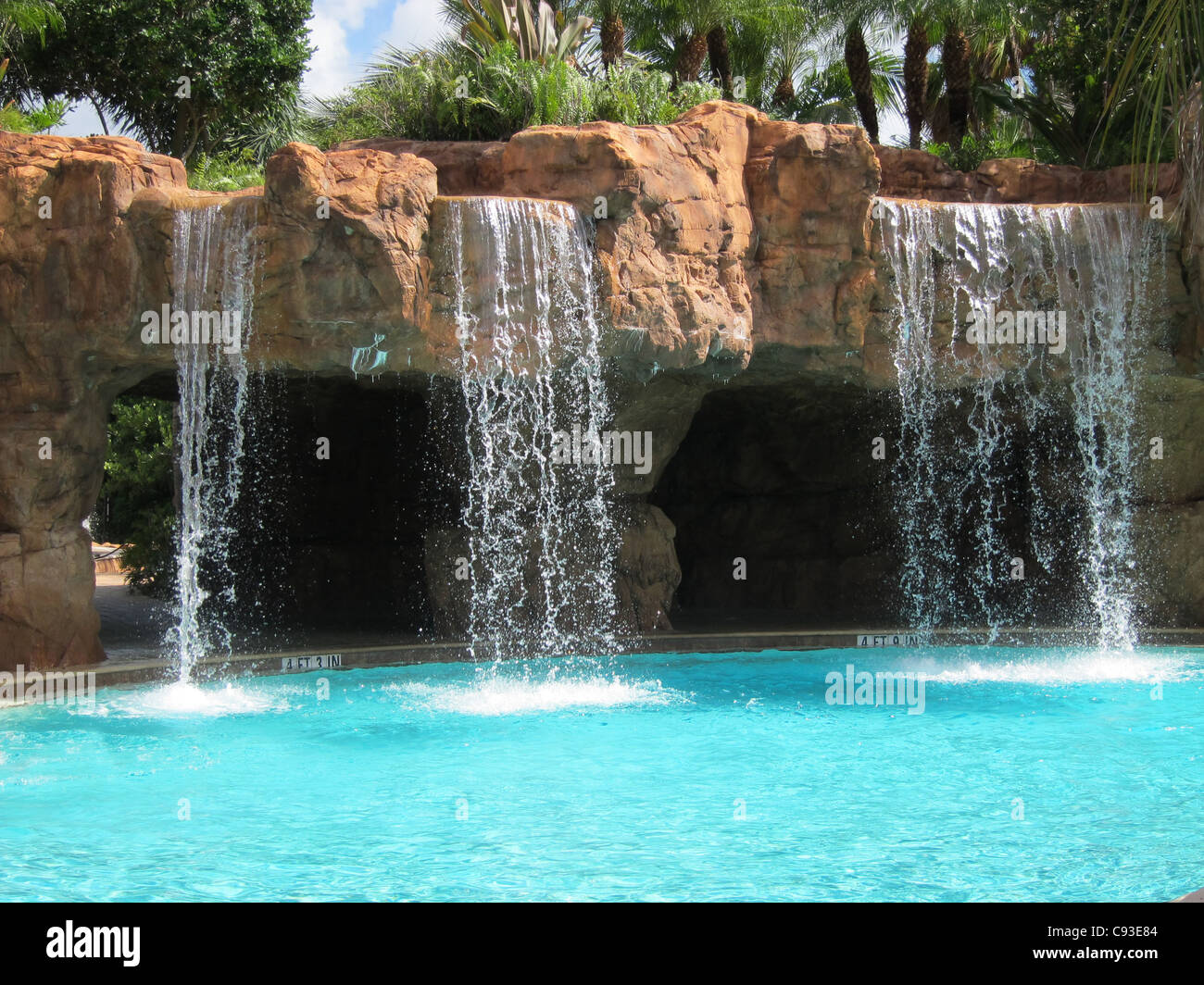 Numerose cascate all'aperto da un inground piscina Foto Stock