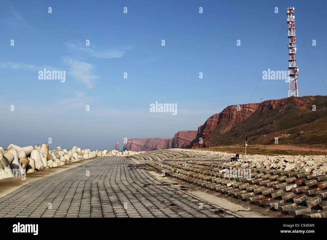 Cliff costa di Helgoland con la torre della radio e la famosa Tall Anna rock in background. Foto Stock