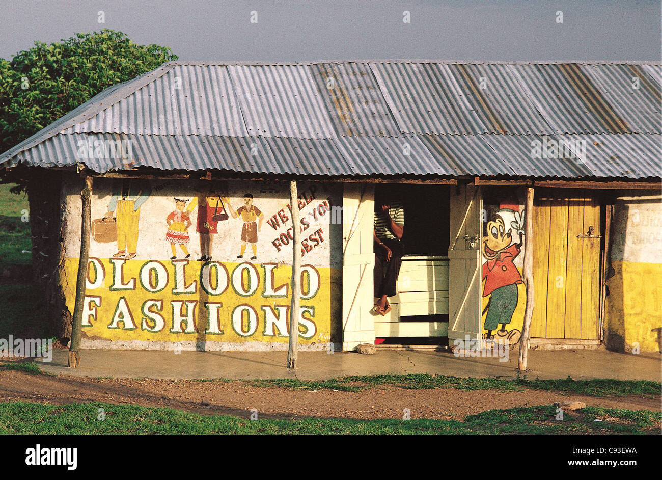 Ololoolo Mode Shop Duka vicino Ololoolo Ingresso alla Riserva Nazionale di Masai Mara Kenya con Mickey Mouse murale Foto Stock