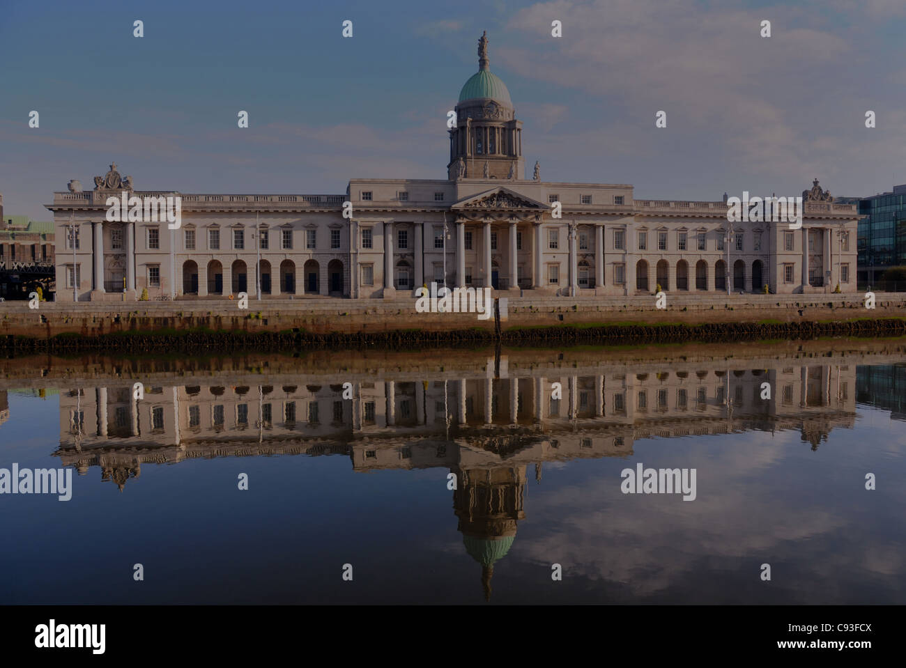 La vecchia casa doganale si riflette nel fiume Liffey, Dublino, Irlanda meridionale Foto Stock