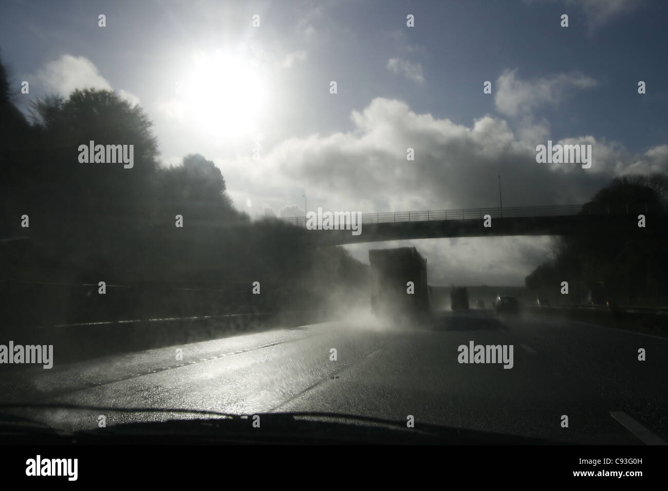 Inghilterra.Surrey. Autostrada M3. Spray pesanti. Foto Stock