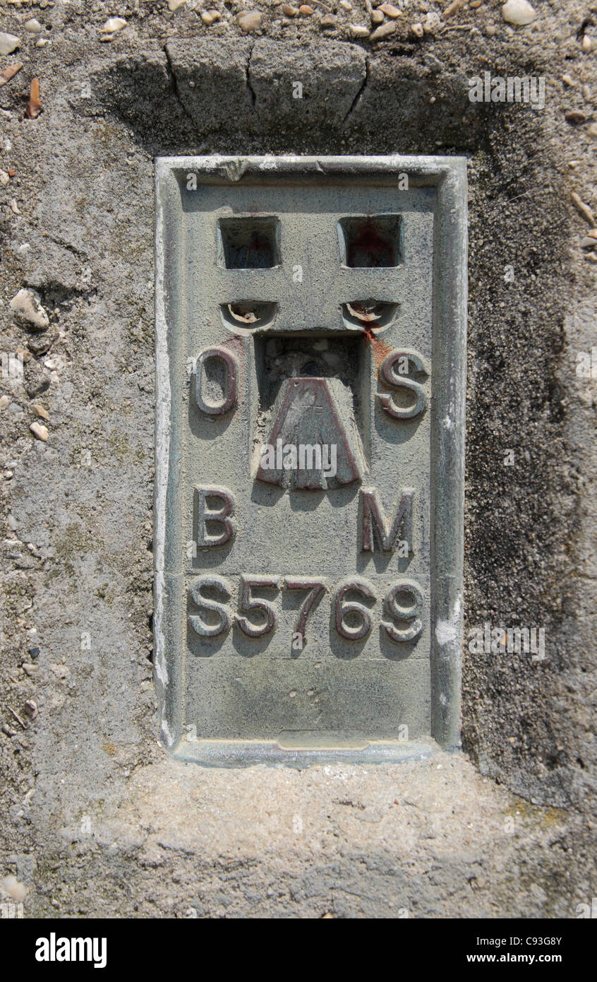 In prossimità della piastra di benchmark sull'Ordnance Survey la triangolazione (o punto di innesco) pilastro di calcestruzzo nelle vicinanze Abbotsbury, Dorset, Regno Unito. Foto Stock