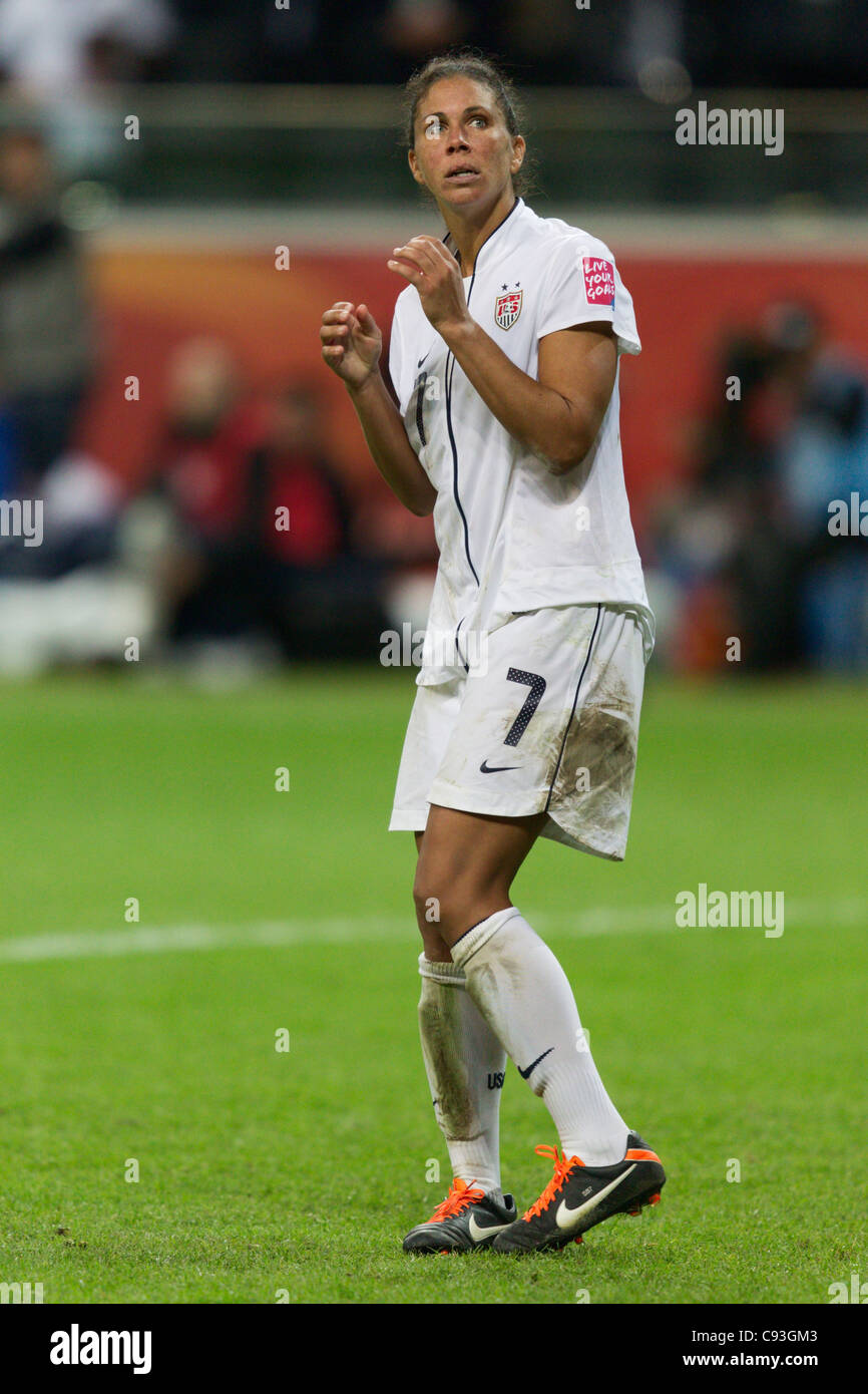 Shannon Boxx degli Stati Uniti reagisce dopo aver perso un calcio di rigore ai calci contro il Giappone per determinare la campionessa della Coppa del mondo femminile FIFA allo stadio della Coppa del mondo femminile FIFA il 17 luglio 2011 a Francoforte, Germania. Solo per uso editoriale. Uso commerciale vietato. (Fotografia di Jonathan Paul Larsen / Diadem Images) Foto Stock