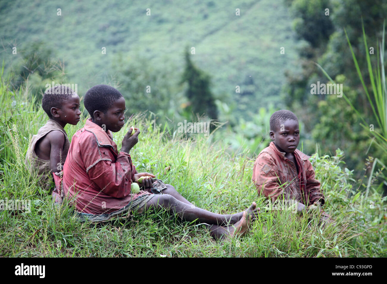 Bambini vicino Bwindi impenetrabile Foresta , Sud-Ovest Uganda, Est Africa. 28/1/2009. Fotografia: Stuart Boulton/Alamy Foto Stock