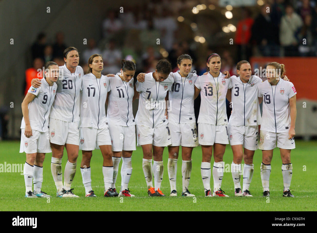 I giocatori degli Stati Uniti stanno insieme durante il calcio di rigore sparatoria contro il Giappone per determinare la Coppa del Mondo femminile campione. Foto Stock