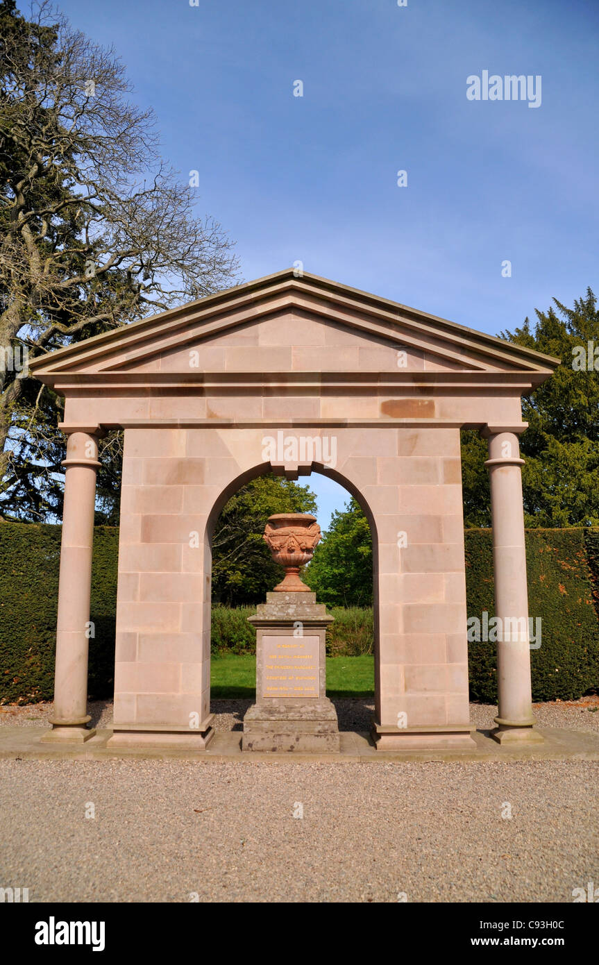 Una pietra memoriale alla principessa Margaret per motivi di Glamis Castle. Foto Stock