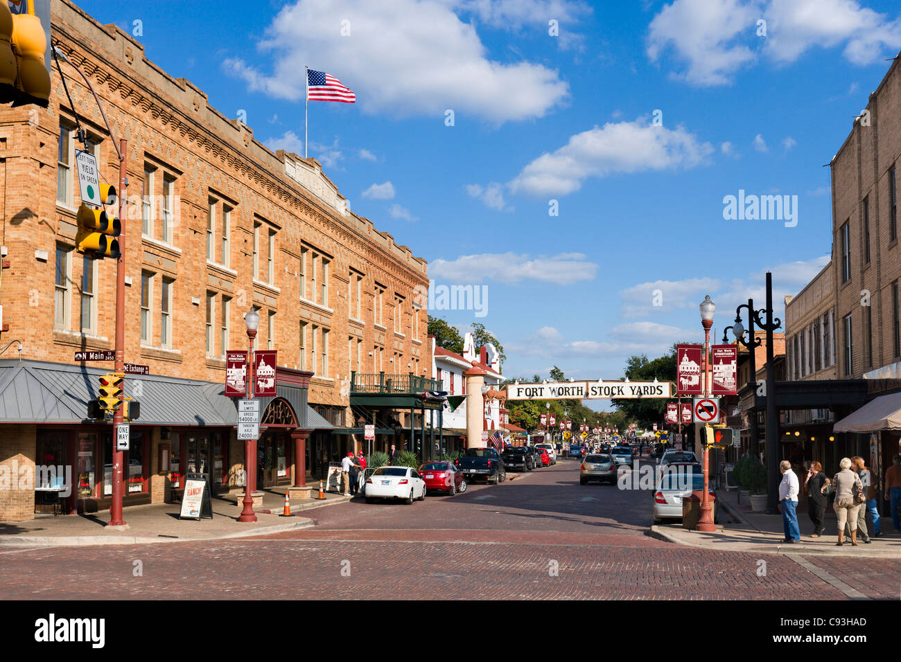 Exchange Avenue al bivio con la strada principale con lo Stockyards Hotel a sinistra, Stockyards distretto, Fort Worth, Texas, Stati Uniti d'America Foto Stock