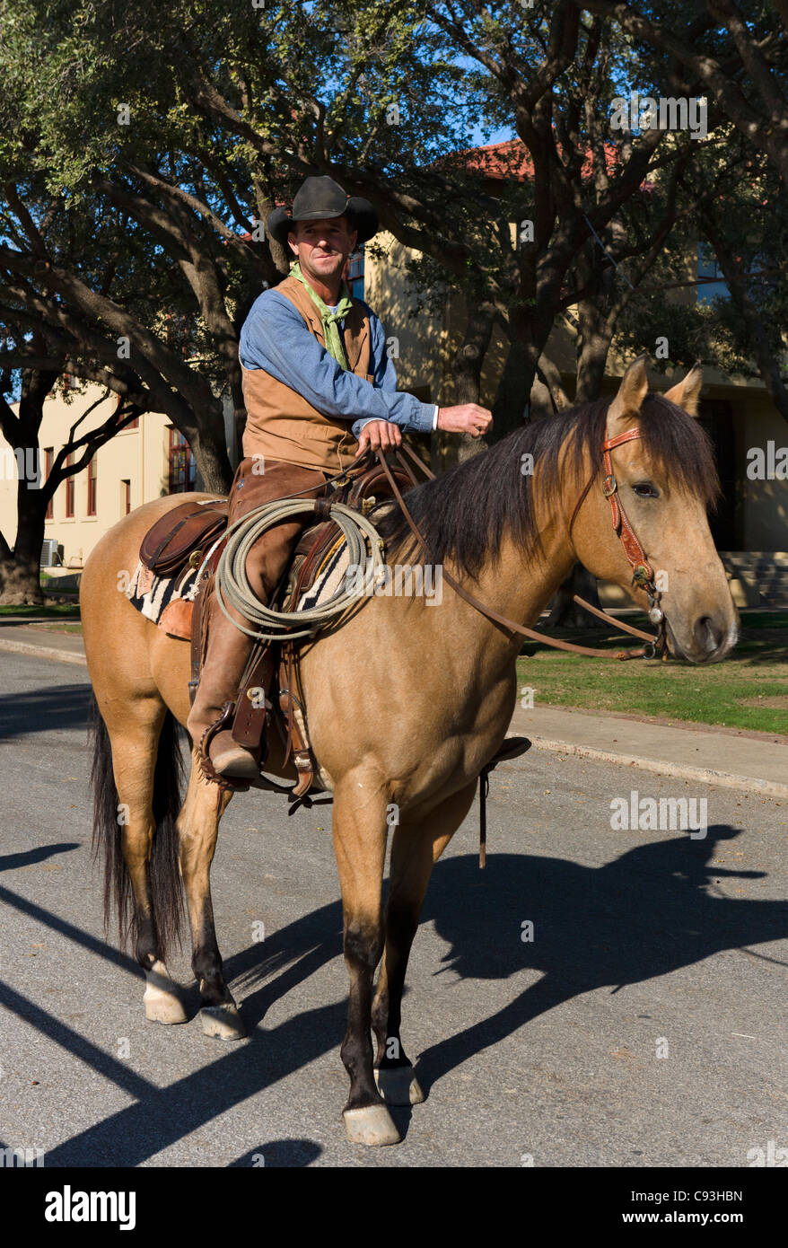 Cowboy a cavallo al di fuori del Cowtown Coliseum, Exchange Avenue, Stockyards distretto, Fort Worth, Texas, Stati Uniti d'America Foto Stock