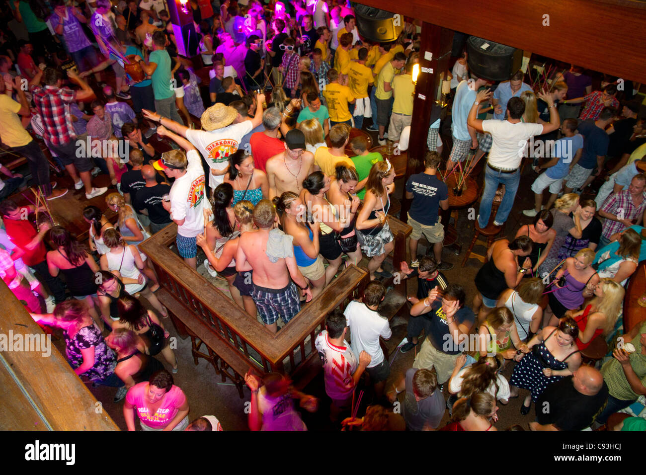 Folla di giovani Ballare in discoteca El Arenal, Playa de Palma Maiorca Maiorca Baleari Spagna Foto Stock