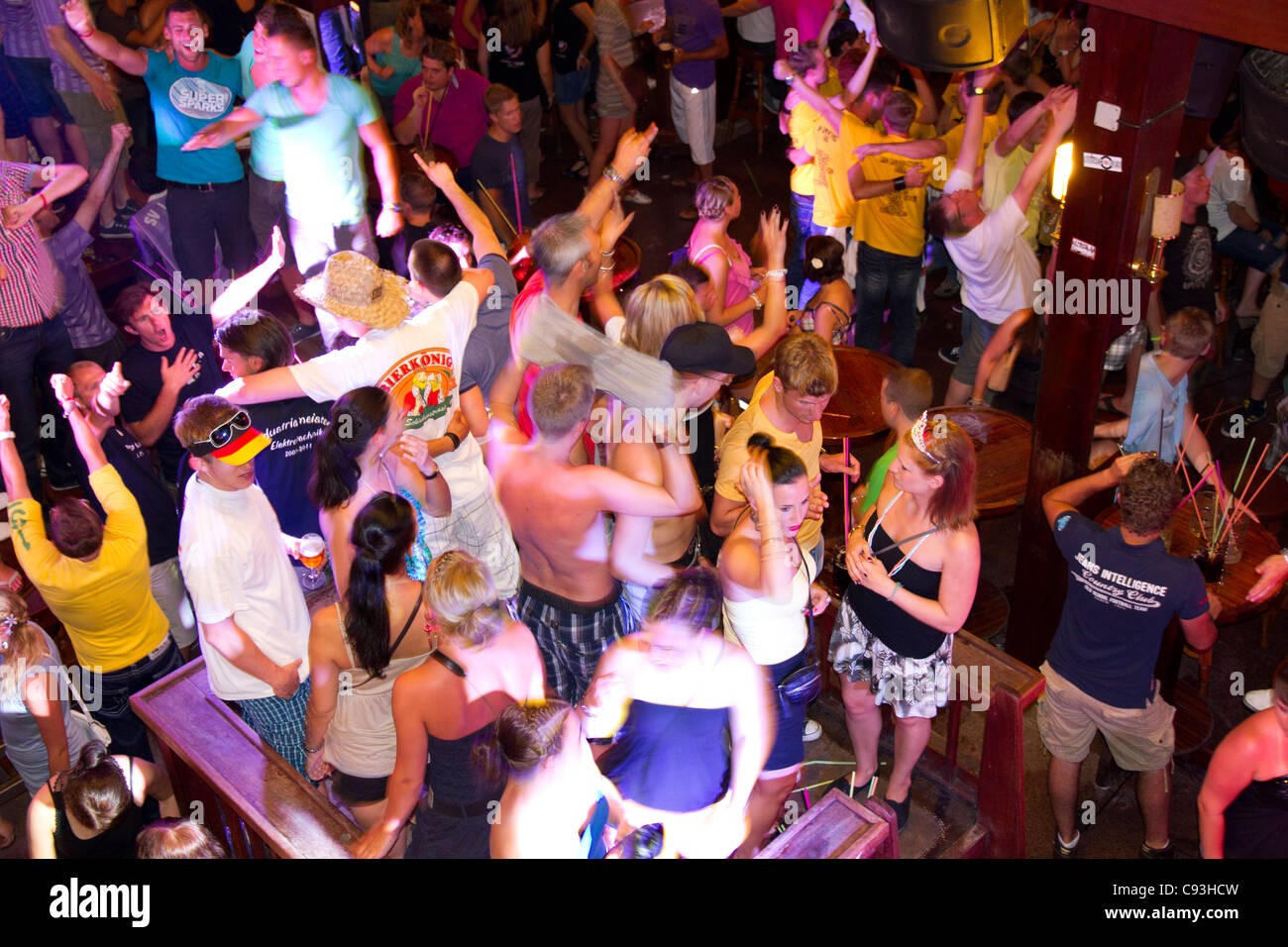 Parte folla Ballare in discoteca El Arenal, Playa de Palma Maiorca Maiorca Baleari Spagna Foto Stock