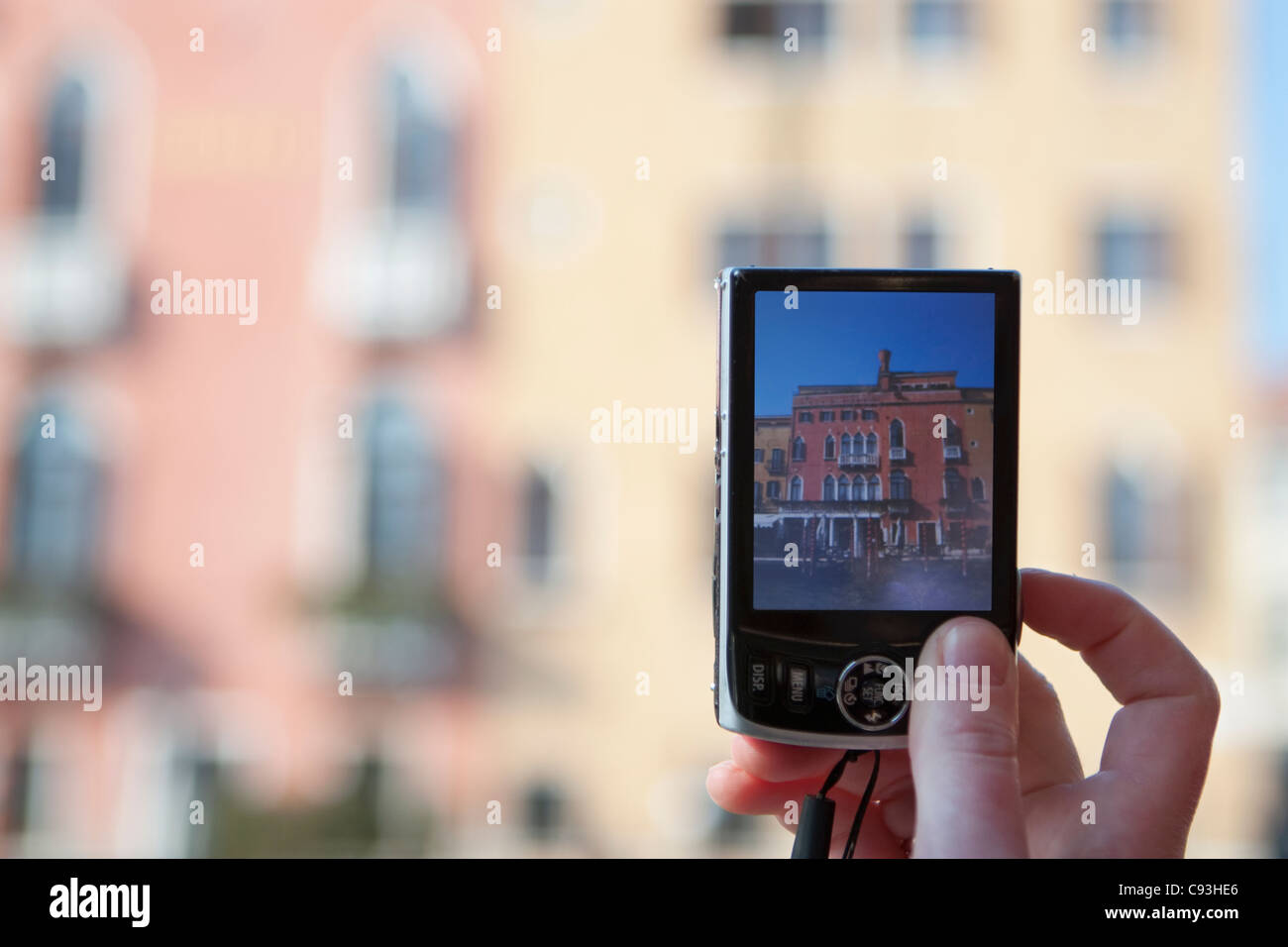 Una ragazza prende le fotografie con un punto-e-shoot fotocamera dal traghetto a Venezia, Italia. Foto Stock