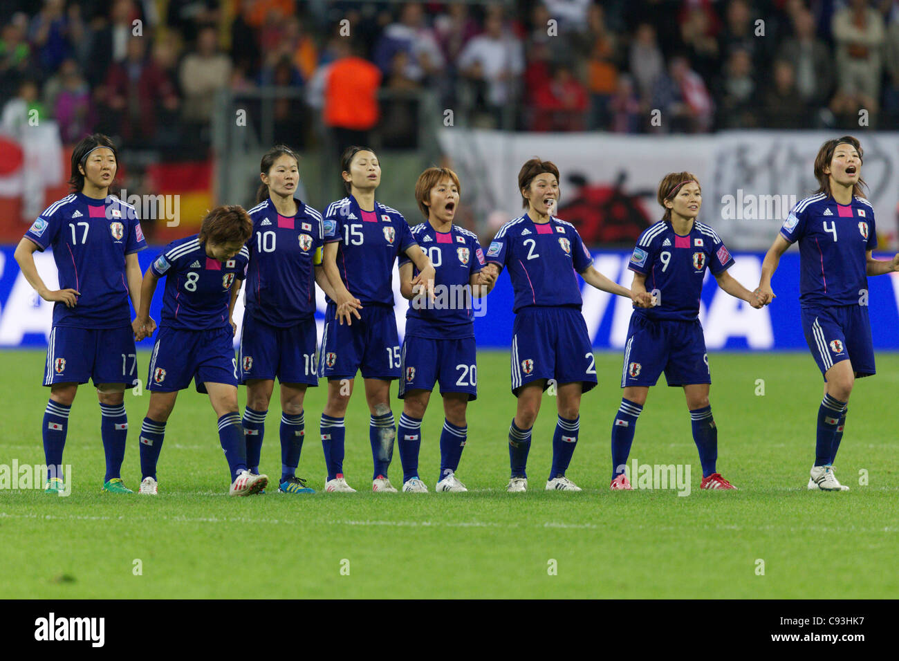 Giappone giocatori reagiscono a un compagno di squadra di punteggio nel calcio di rigore shootout del 2011 Coppa del Mondo Donne finale contro gli Stati Uniti. Foto Stock