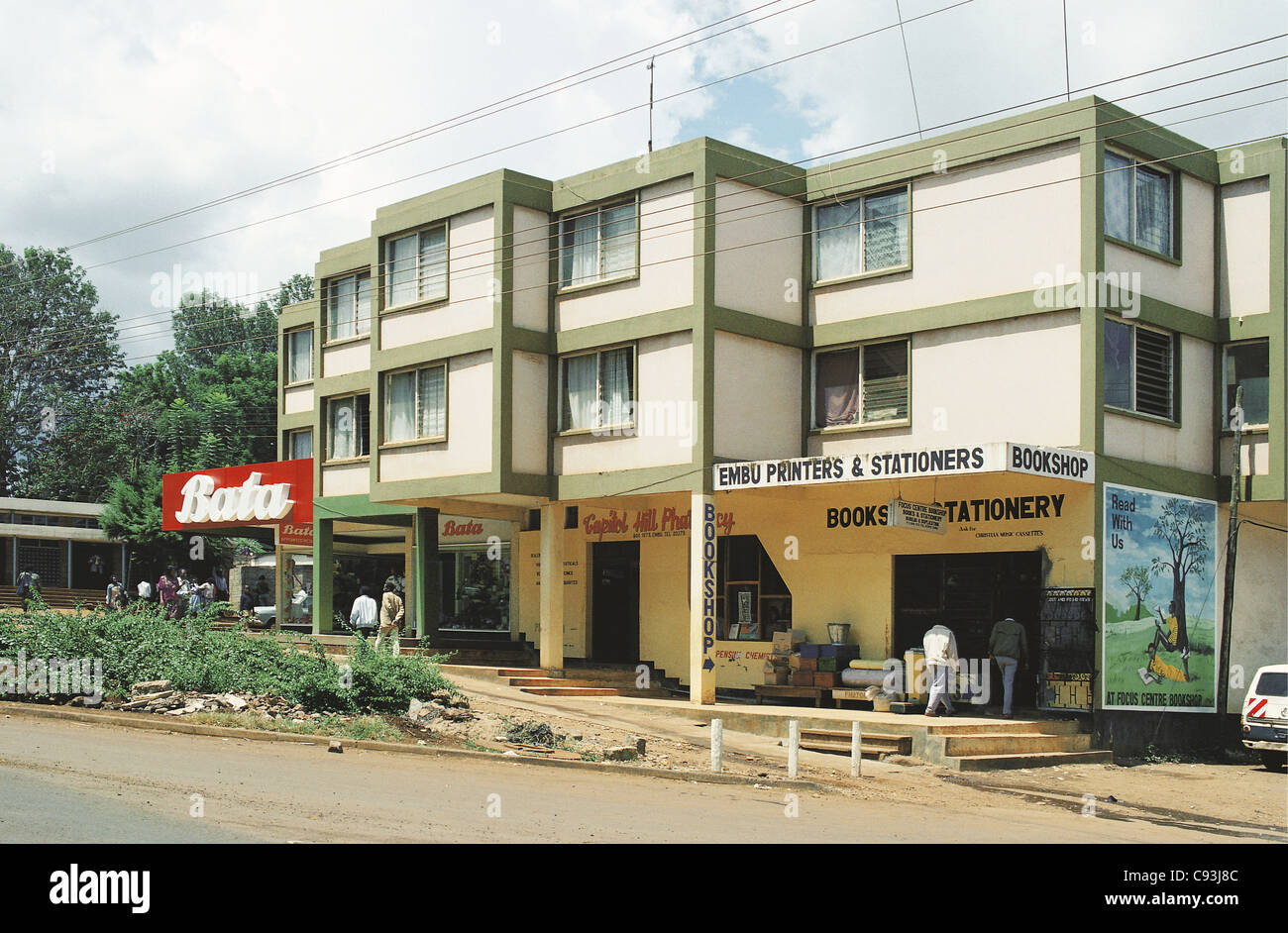 Negozi Embu città del Kenya con Bata Shoe nave Embu Stampanti e cartolai in ordinate edificio moderno Foto Stock