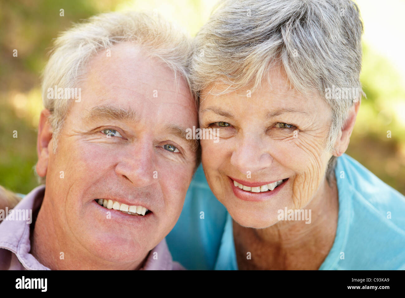 Coppia senior all'aperto Foto Stock