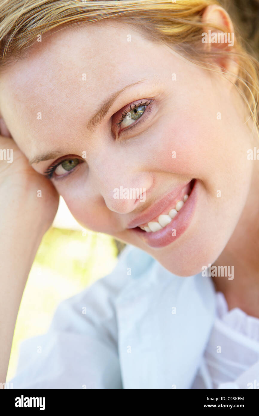 Donna all'aperto Foto Stock