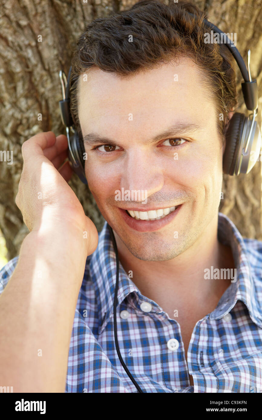 Giovane uomo ascoltare musica all'aperto Foto Stock