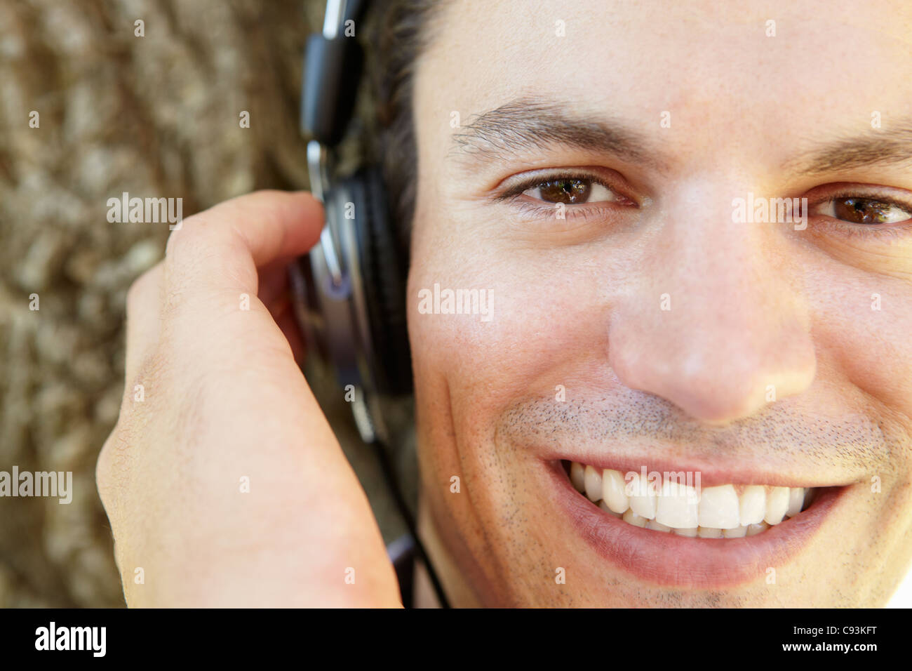 Giovane uomo ascoltare musica all'aperto Foto Stock
