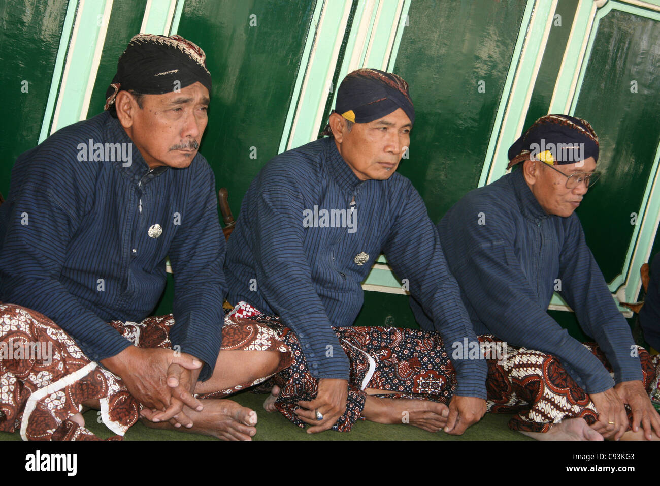 Guardie al Sultano nel complesso del Palazzo di Kraton, Yogyakarta Foto Stock