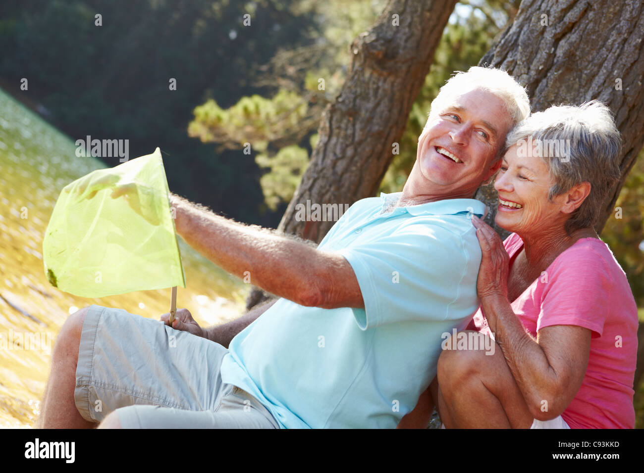 Coppia senior con rete da pesca Foto Stock