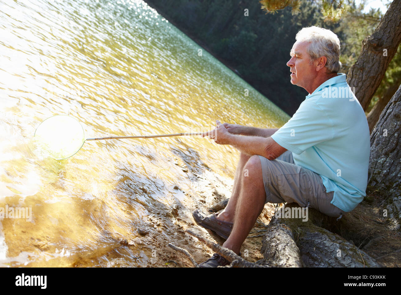 Senior uomo con rete da pesca Foto Stock