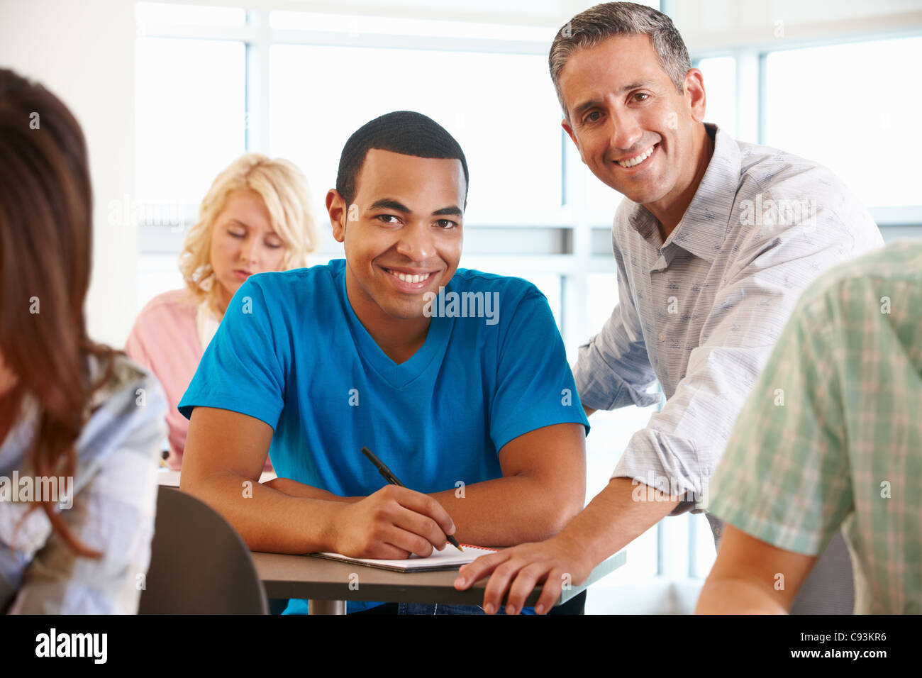 Il tutor aiutare lo studente nella classe Foto Stock