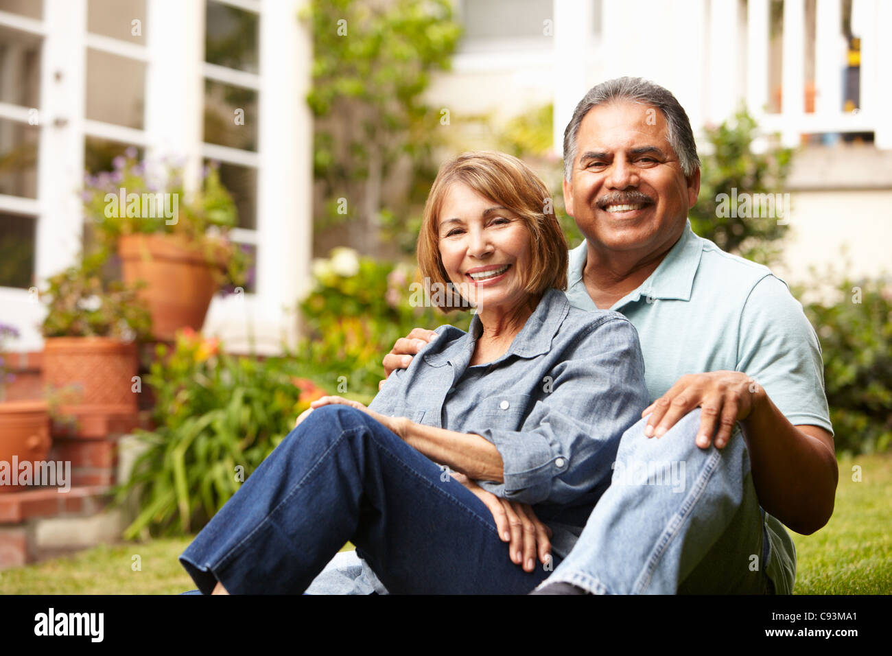 Coppia senior relax in giardino Foto Stock