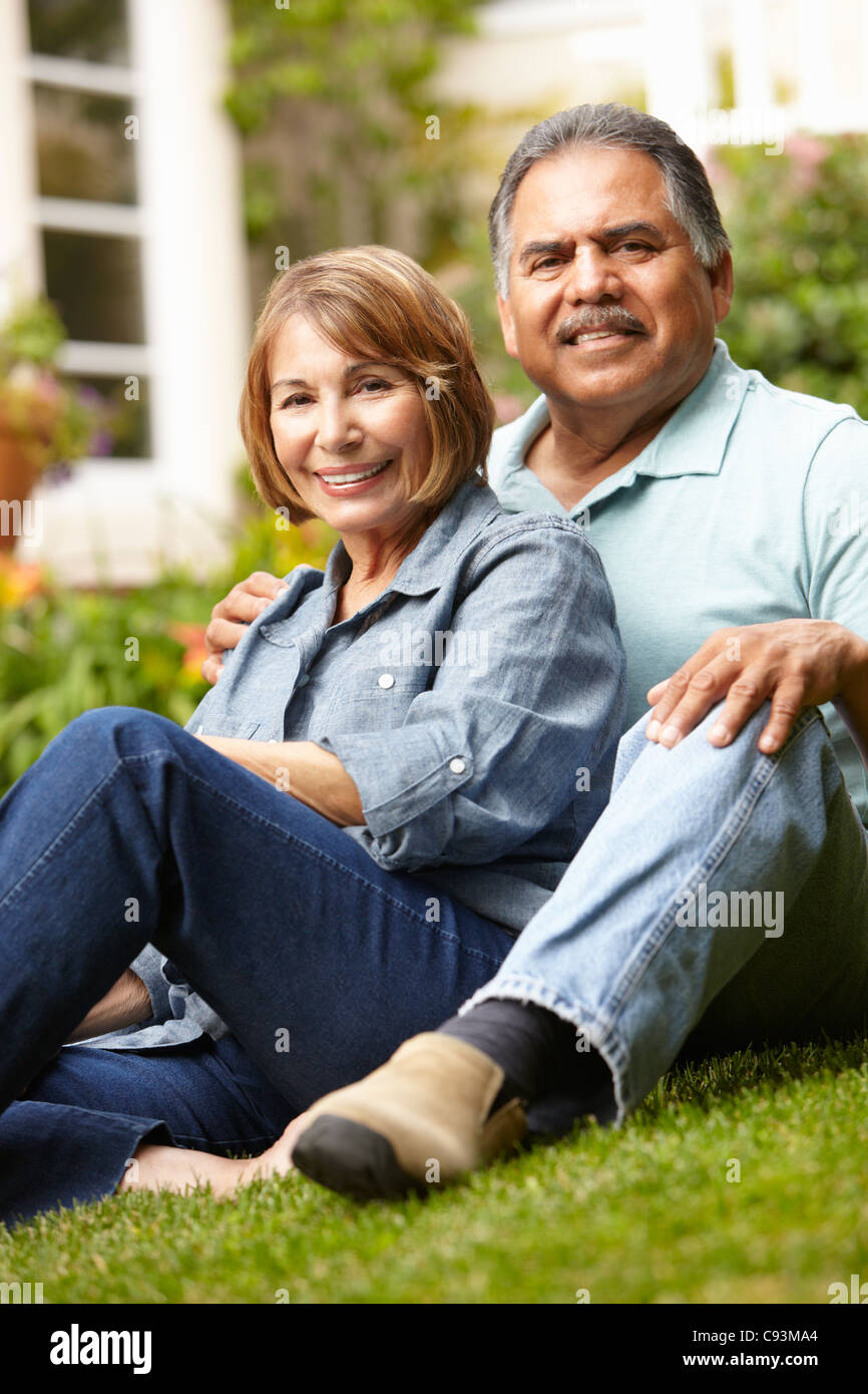 Coppia senior relax in giardino Foto Stock