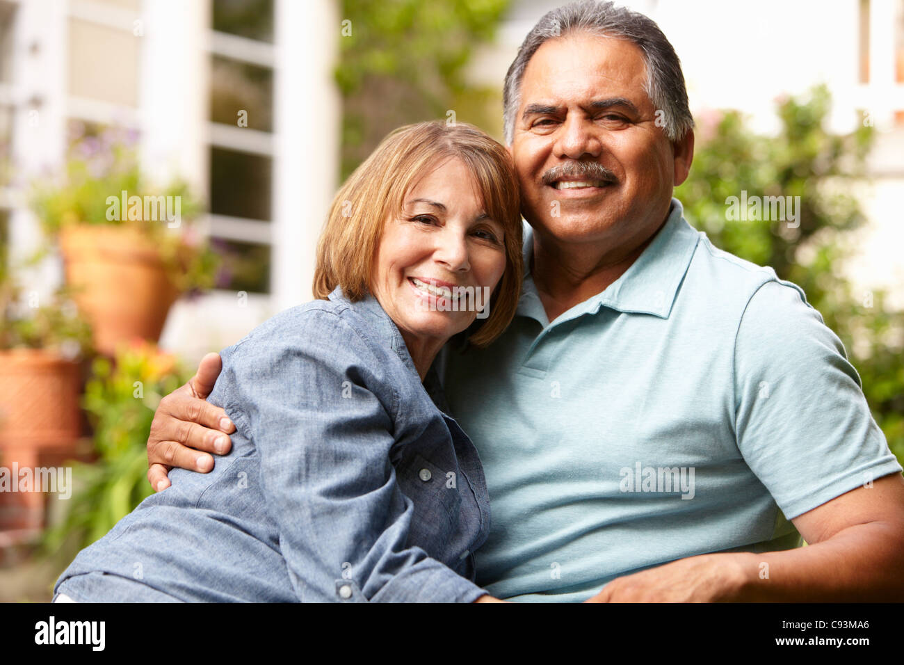 Coppia senior relax in giardino Foto Stock