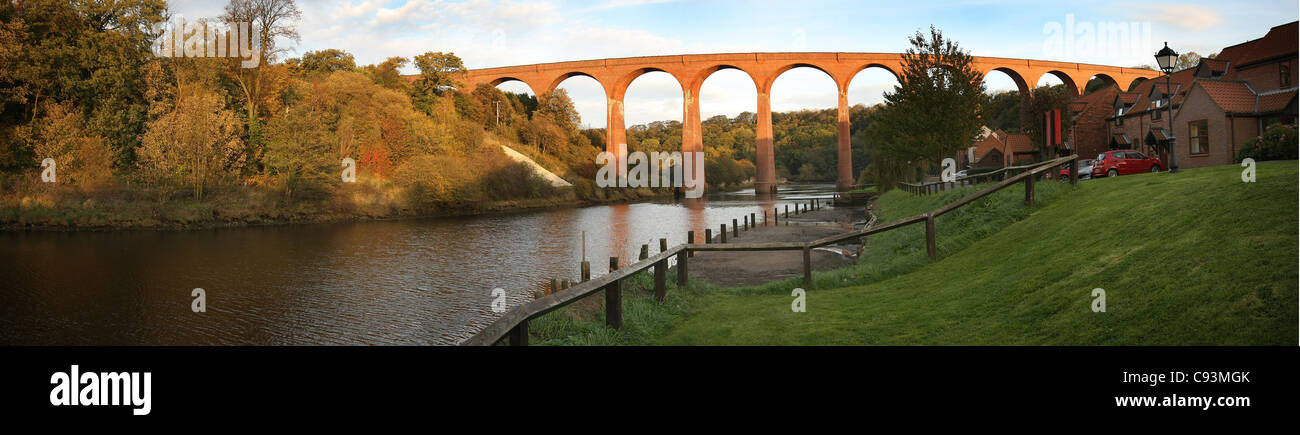 In disuso vecchia ferrovia vittoriana viadotto sul fiume Esk vicino a Whitby. Foto Stock