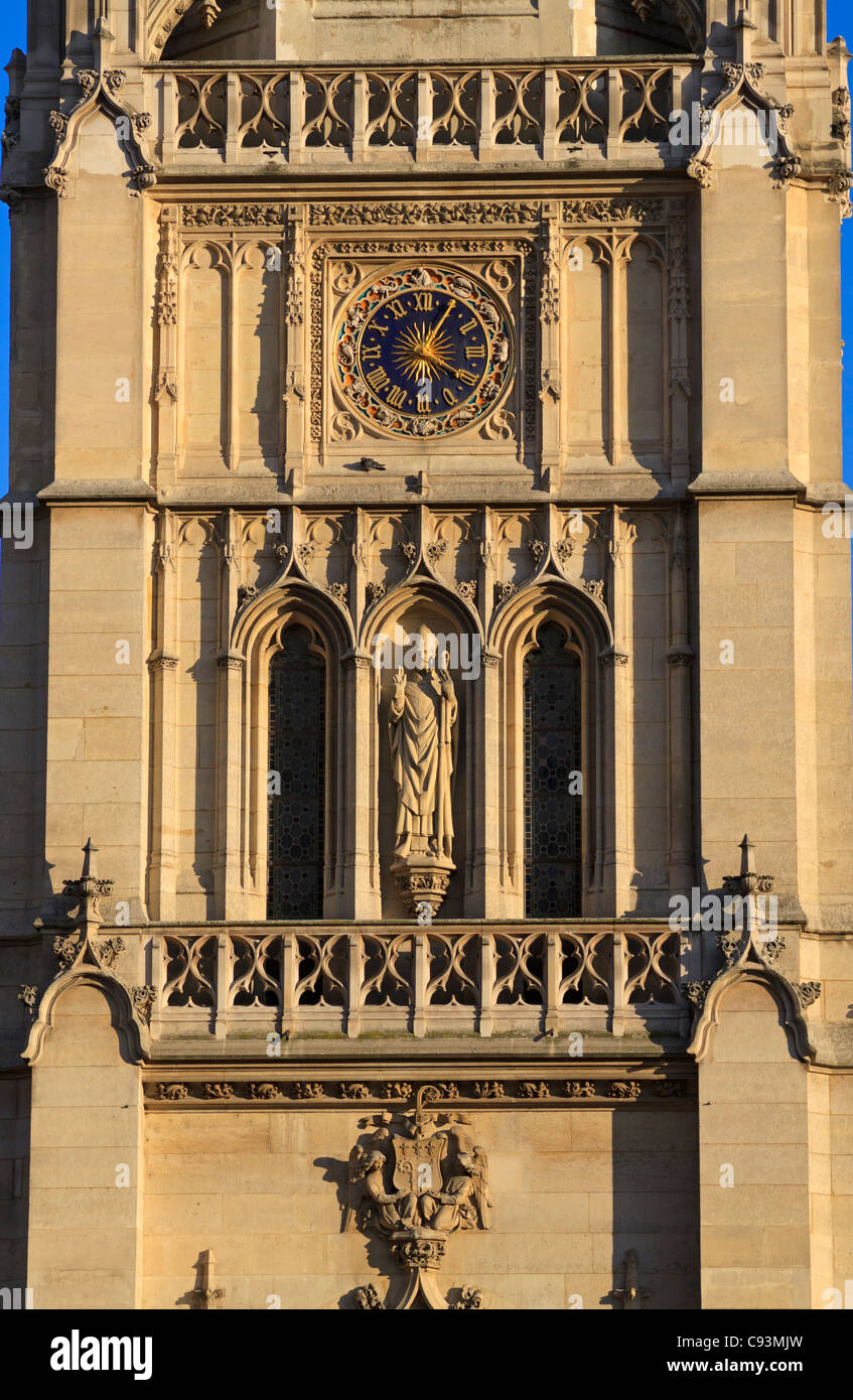 Il neo-gotico campanile tra St Germain l'Auxerrois la Chiesa e il municipio del primo arrondissement, Parigi, Francia Foto Stock