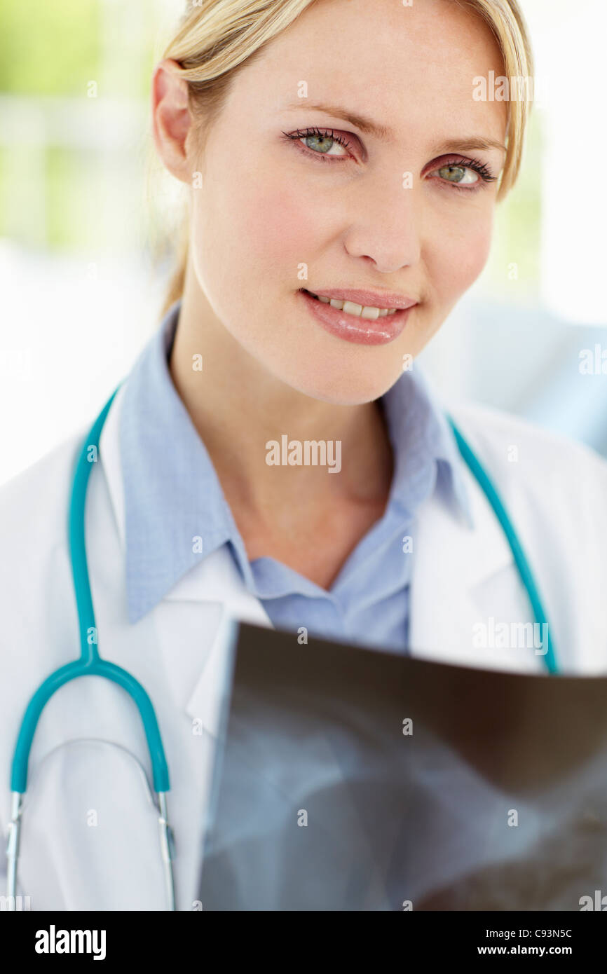 Medico donna con raggi x Foto Stock