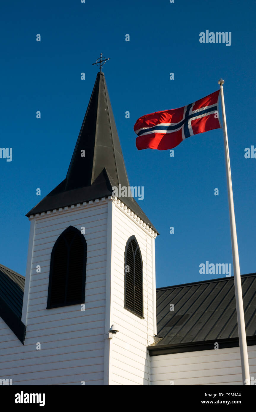 La bandiera norvegese e la chiesa norvegese, la Baia di Cardiff, Galles. Foto Stock