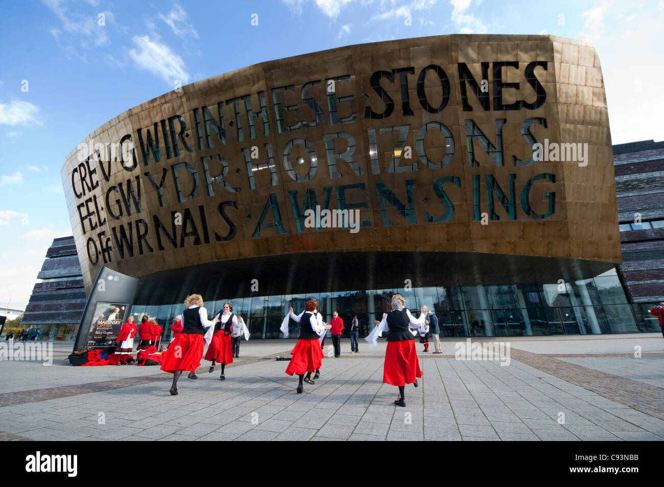 Morris dancing al di fuori del Wales Millennium Centre Canolfan Mileniwm Cymru in Cardiff Foto Stock