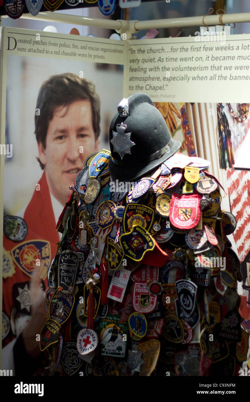 Badge di tutti il servizio di emergenza di uomini e donne, memoriale di coloro che sono morti e hanno sofferto nel terrore di Settembre 11 Foto Stock