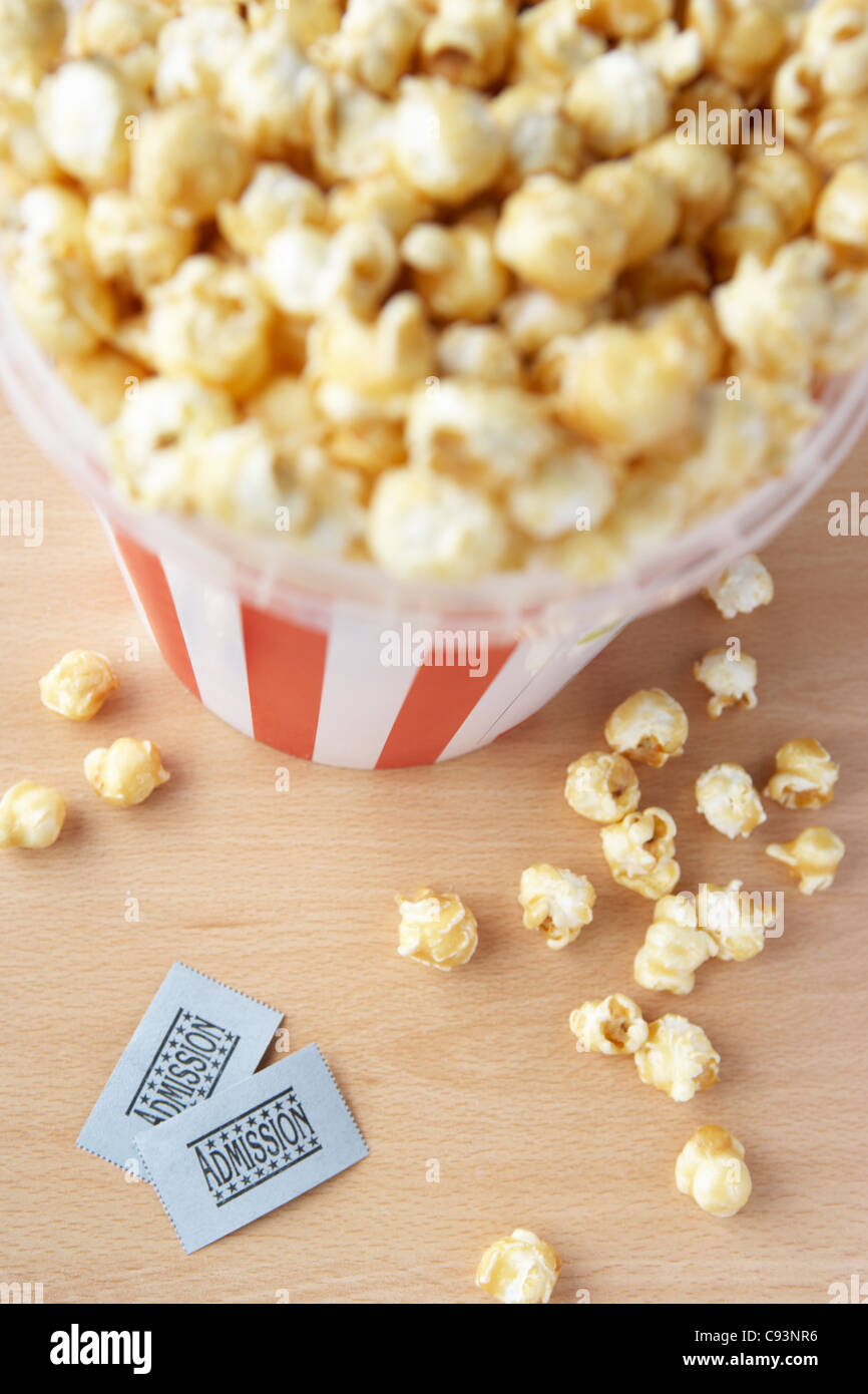 Popcorn e i biglietti del cinema Foto Stock