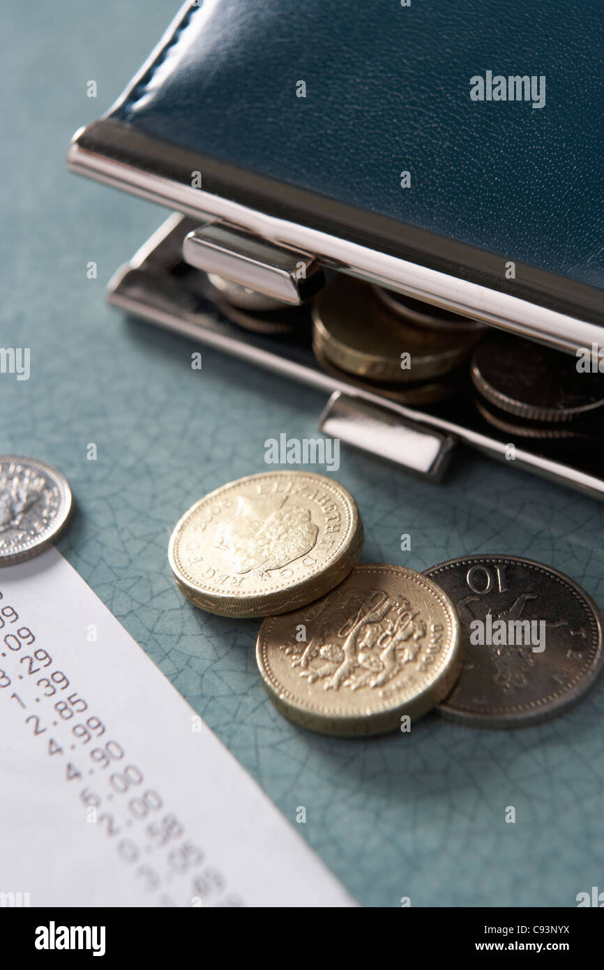 Aprire il borsellino con scontrino fiscale e delle monete metalliche in euro Foto Stock