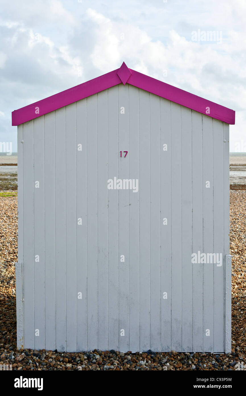 Unico beach hut - bianco con rivestimento di colore rosa. Foto di Julie Edwards Foto Stock