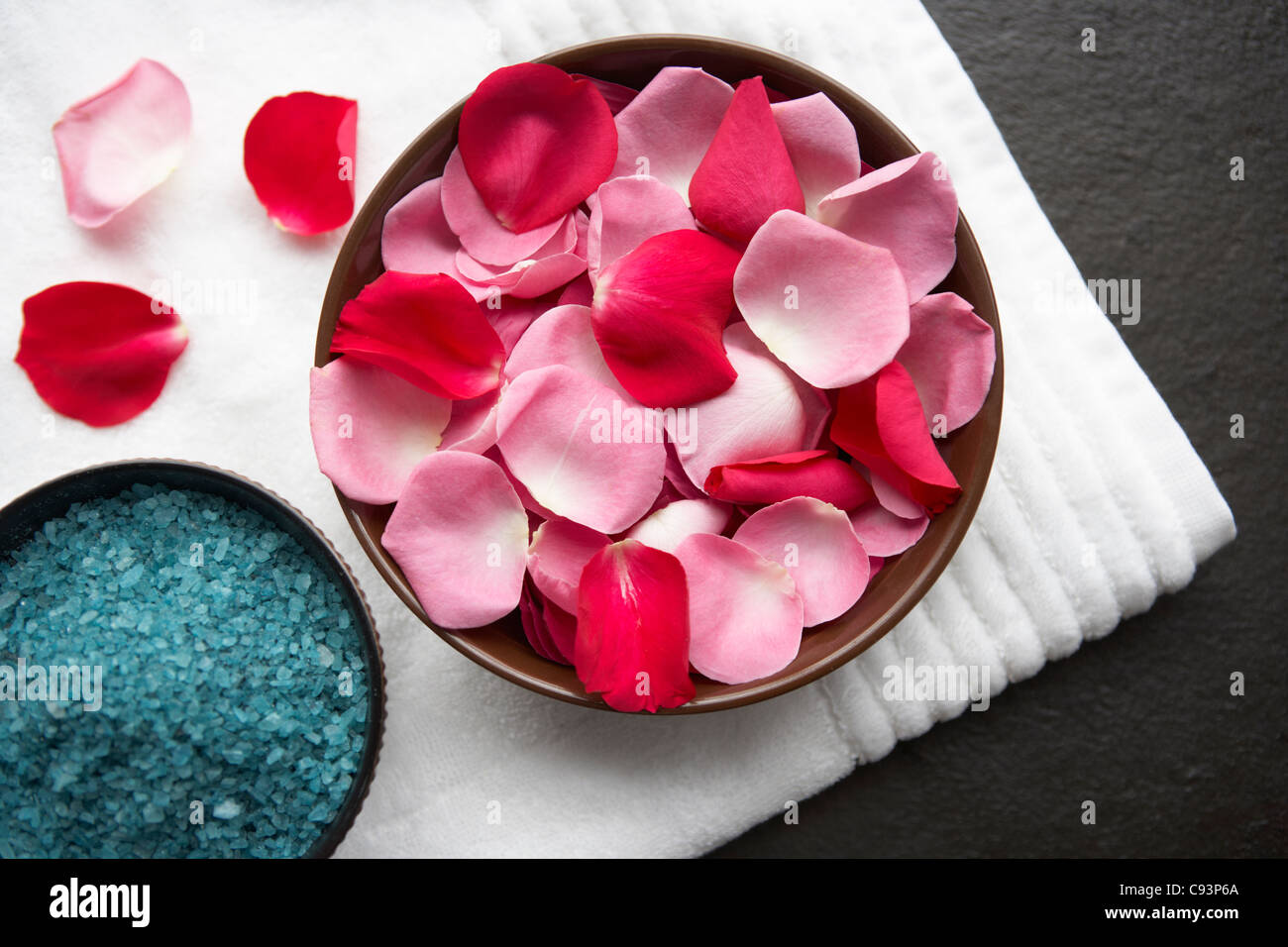 Petali di rosa e cristalli da bagno Foto Stock